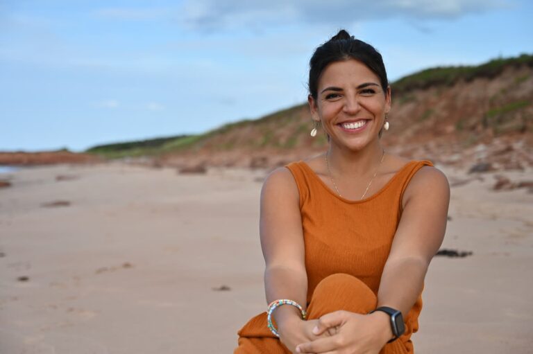 Marina Donoma assise sur le sable à la plage